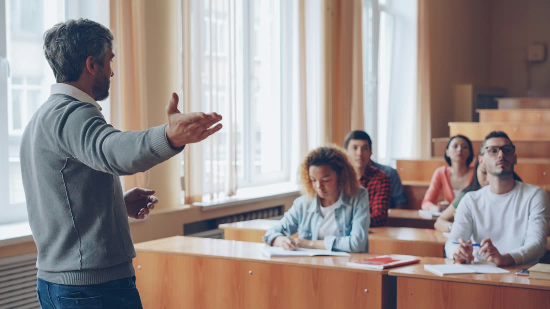 Formateur devant un groupe de stagiaires en salle